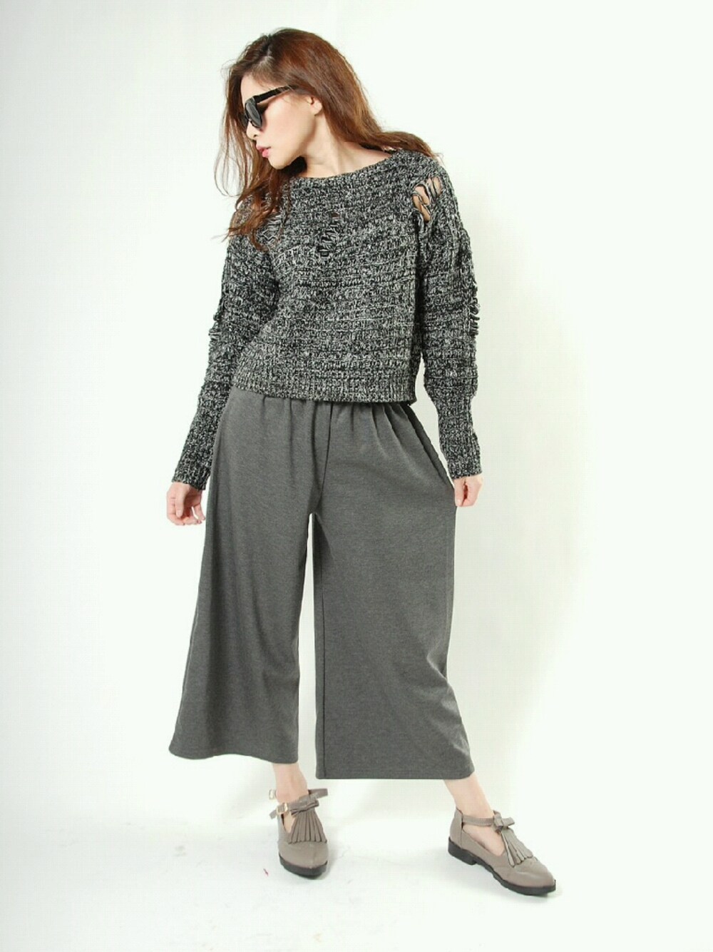 グレー系のパンツを着用したレディースの秋コーディネートの1枚目の写真