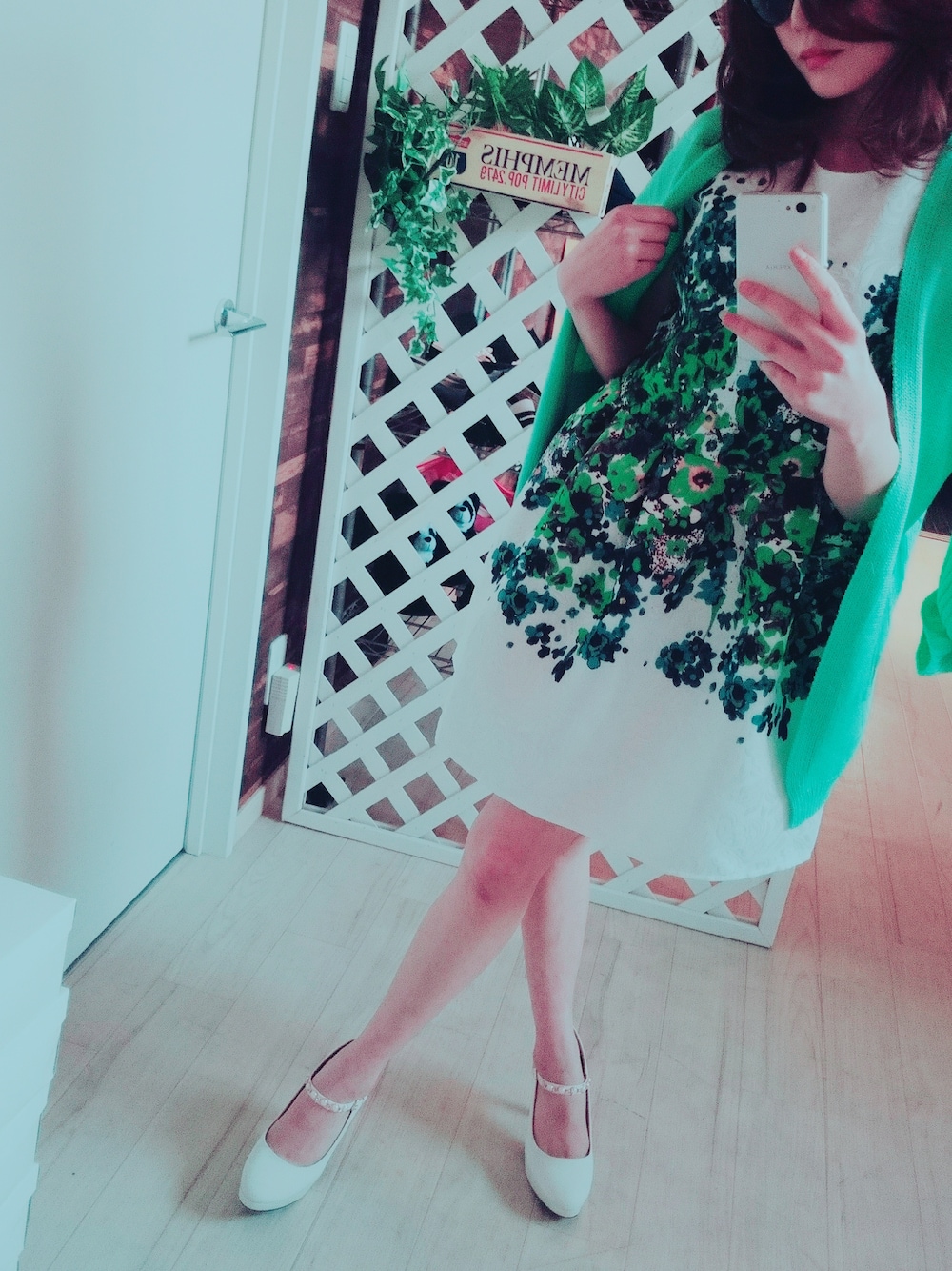 グリーン系のワンピース/ドレスを着用したレディースの冬コーディネートの1枚目の写真