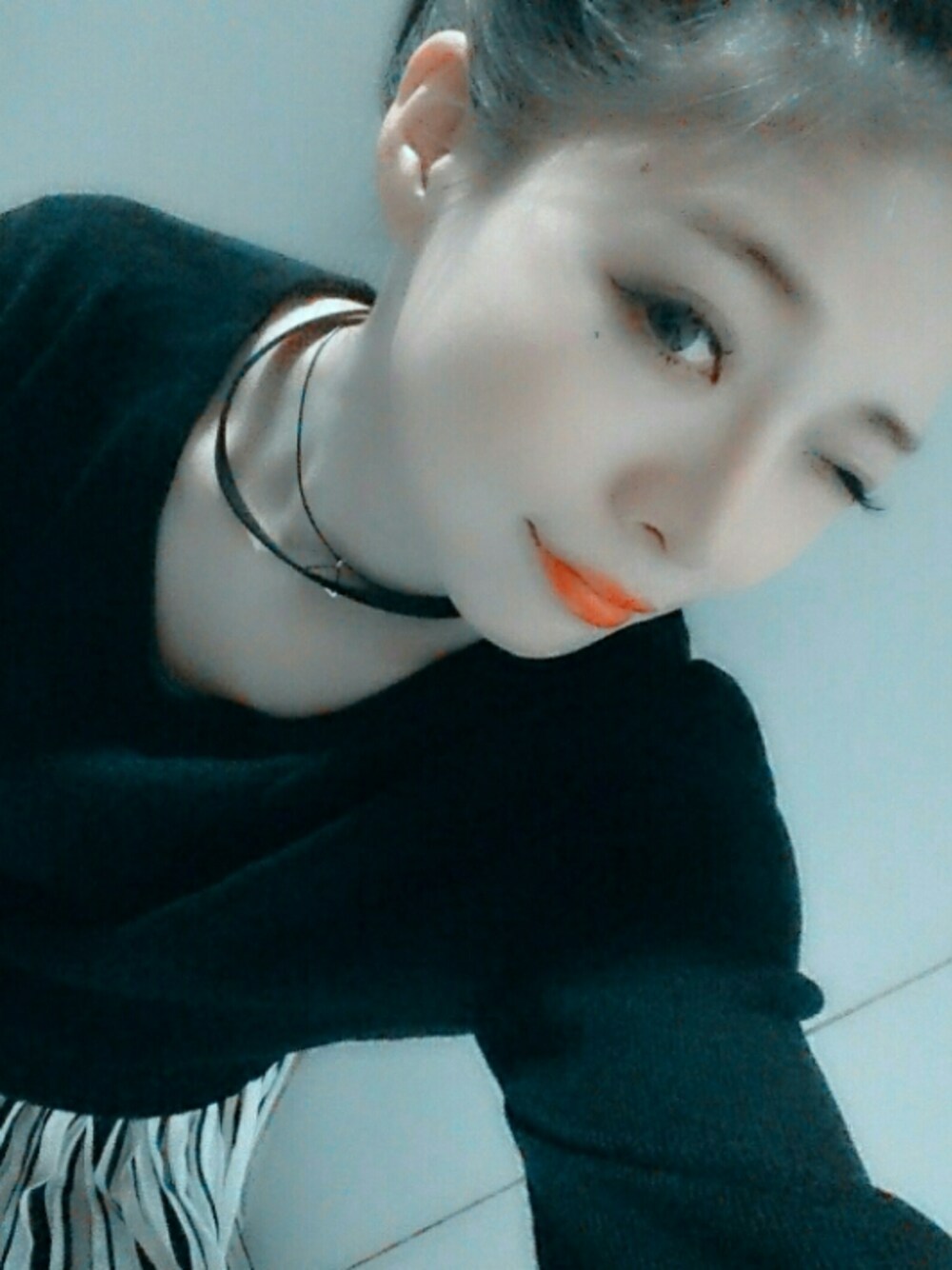 ブラック系のトップスを着用したレディースの夏コーディネートの1枚目の写真