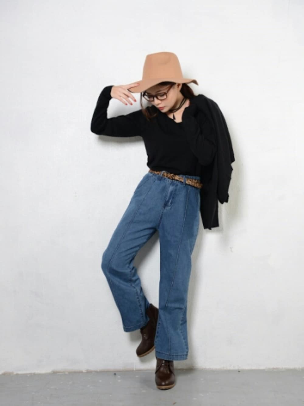 ブルー系のパンツ、ブラック系のトップス、ブラック系のシューズを着用したレディースの秋コーディネートの1枚目の写真