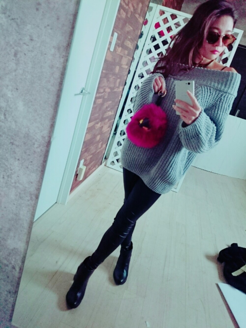ブラック系のその他パンツ、ブラック系のシューズ、グレー系のトップスを着用したレディースの秋コーディネートの1枚目の写真