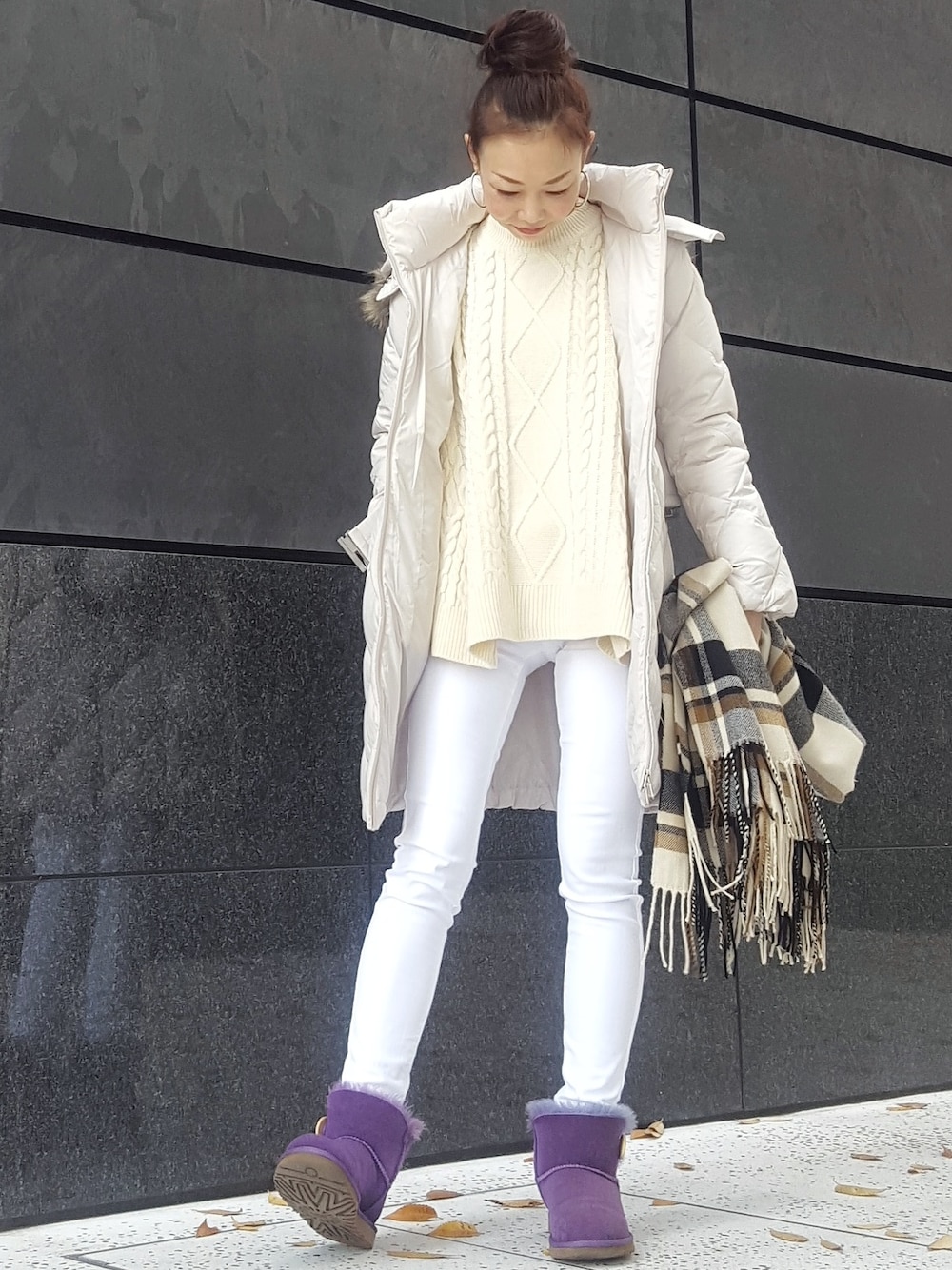 ホワイト系のニット/セーター、ホワイト系のダウンジャケット/コート、ホワイト系のデニムパンツを着用したレディースの冬コーディネートの1枚目の写真
