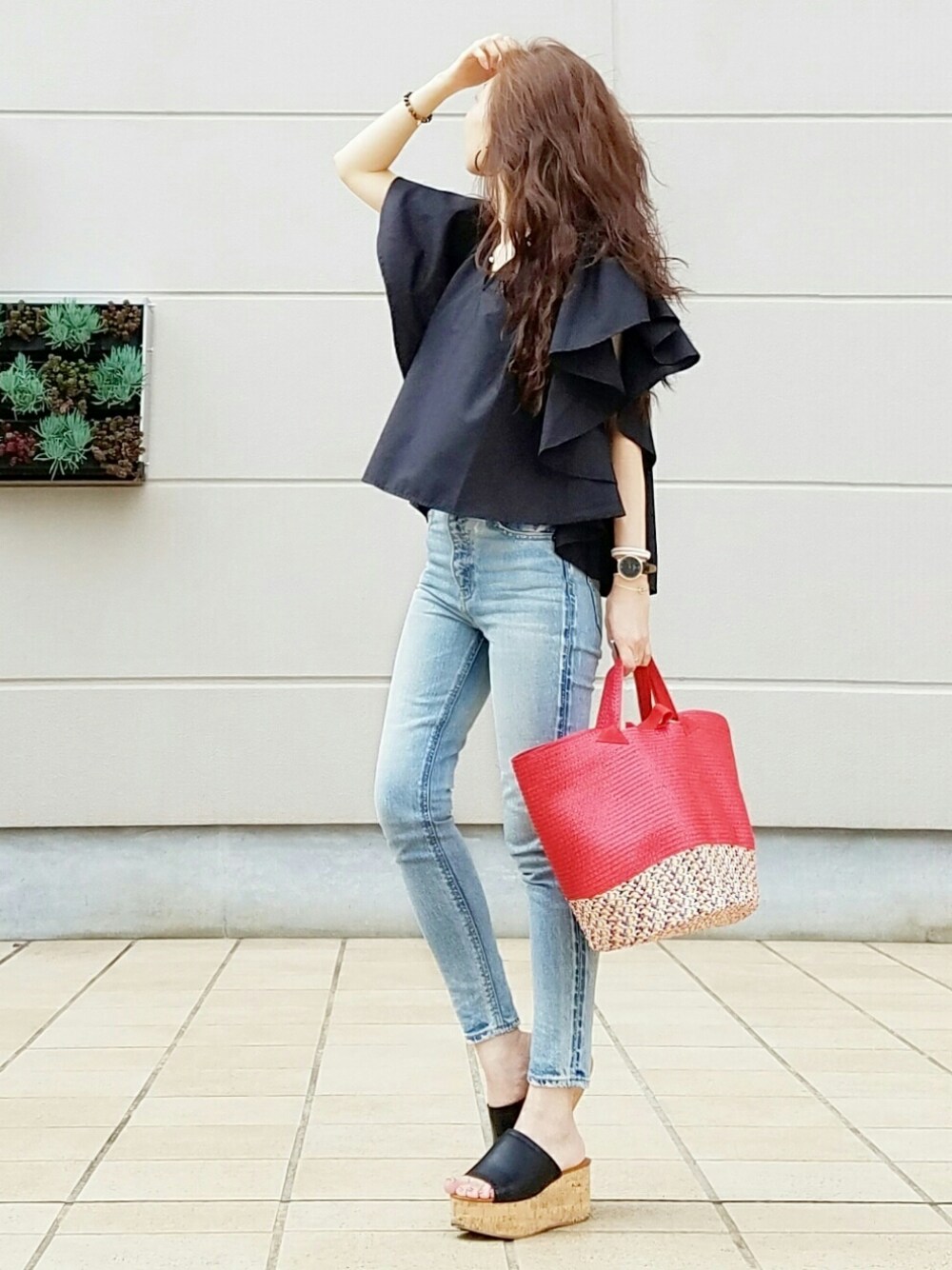 ブラック系のシャツ/ブラウス、レッド系のかごバッグ、ブルー系のデニムパンツを着用したレディースの夏コーディネートの1枚目の写真