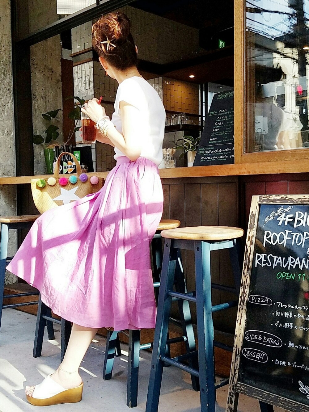 ホワイト系のTシャツ/カットソー、パープル系のスカート、ベージュ系のトートバッグを着用したレディースの夏コーディネートの1枚目の写真