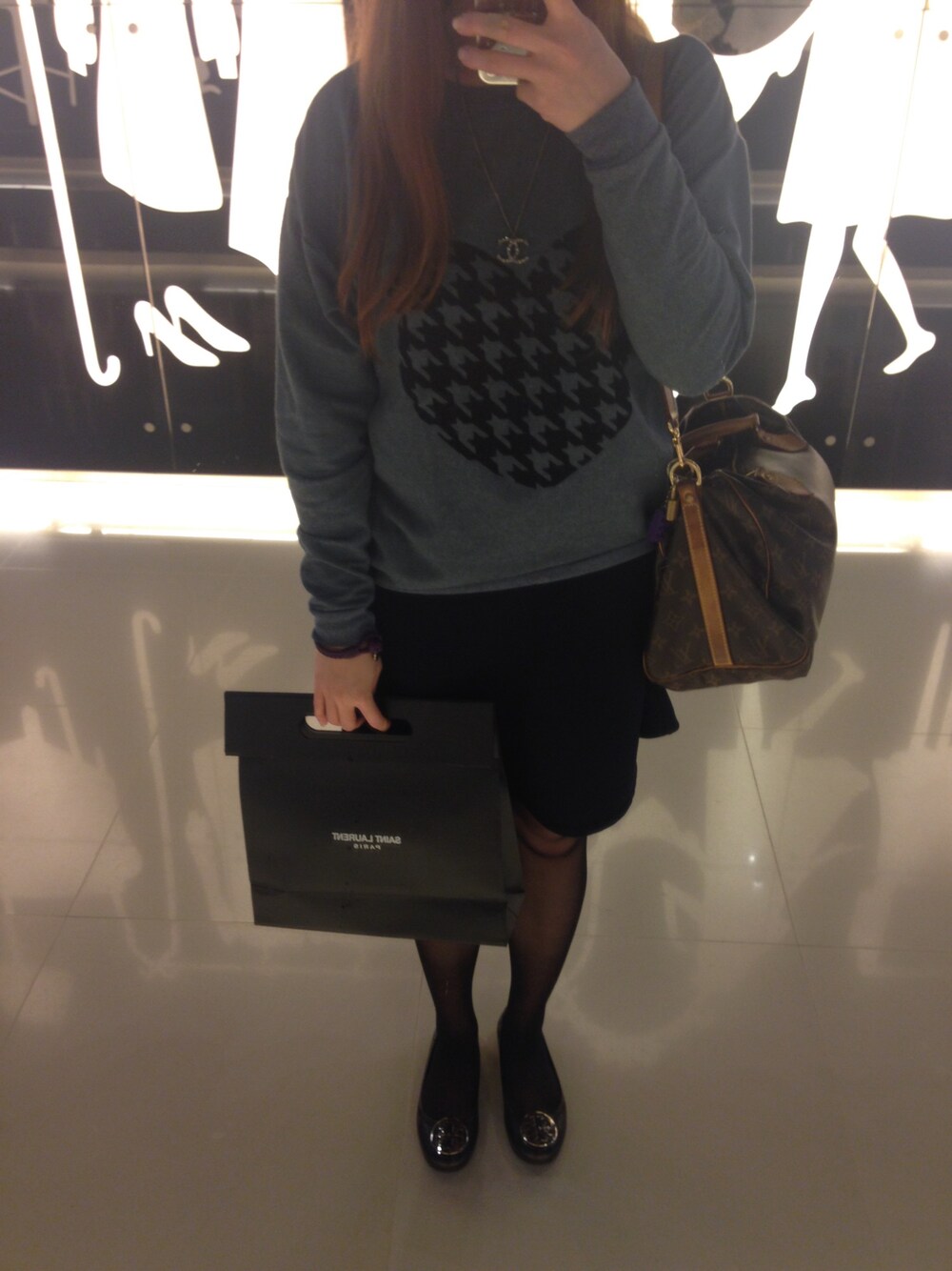 「ootd、FAT、girly、chanel、LouisVuitton、Tory Burch、office style、WEARBOOKエントリー」｜「CHANELのアイテム（ネックレス、ブラック系）」を使った、Samanthaさん（レディース・158cm）の冬コーディネートの1枚目の写真