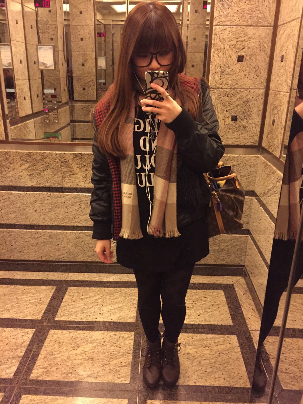 「outfit、WEARBOOKエントリー、boots、onepiece、Hong Kong、girl、ootd、black、BROWN」｜「LOUIS VUITTONのアイテム（ショルダーバッグ、ブラウン系）」を使った、Samanthaさん（レディース・158cm）の冬コーディネートの1枚目の写真