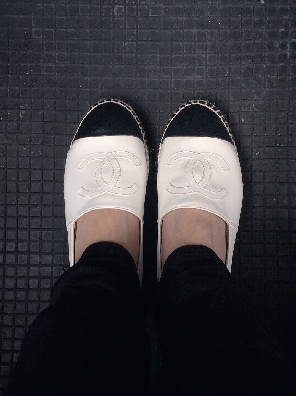 「black、white、WEARBOOKエントリー、ootd、chanel、ESPADRILLE」｜「CHANELのアイテム（その他シューズ、ホワイト系）」を使った、Samanthaさん（レディース・158cm）の春コーディネートの1枚目の写真
