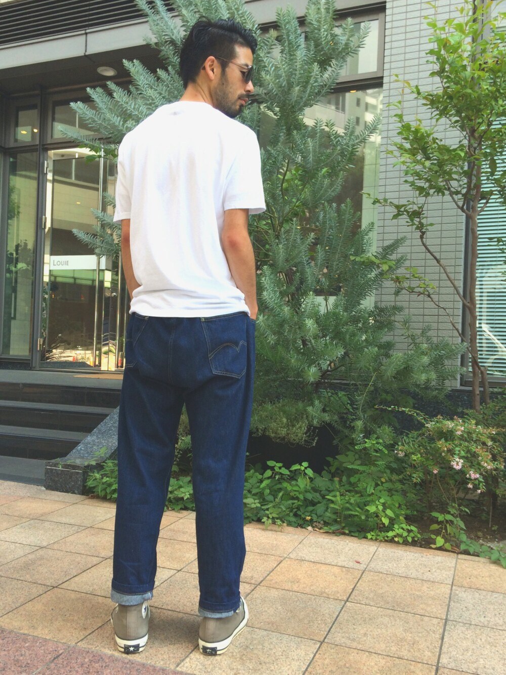 「シンプルコーデ、カジュアル、大人カジュアル、白Tシャツ」｜「LVCのアイテム（デニムパンツ、ブルー系）」を使った、Yodaさん（メンズ・175cm）の夏コーディネートの1枚目の写真