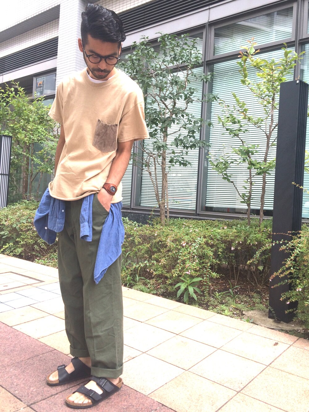 「カジュアル、オトナカジュアル、ビルケンシュトック、夏コーデ」｜「South2 West8のアイテム（Tシャツ/カットソー、ベージュ系）」を使った、Yodaさん（メンズ・175cm）の夏コーディネートの1枚目の写真