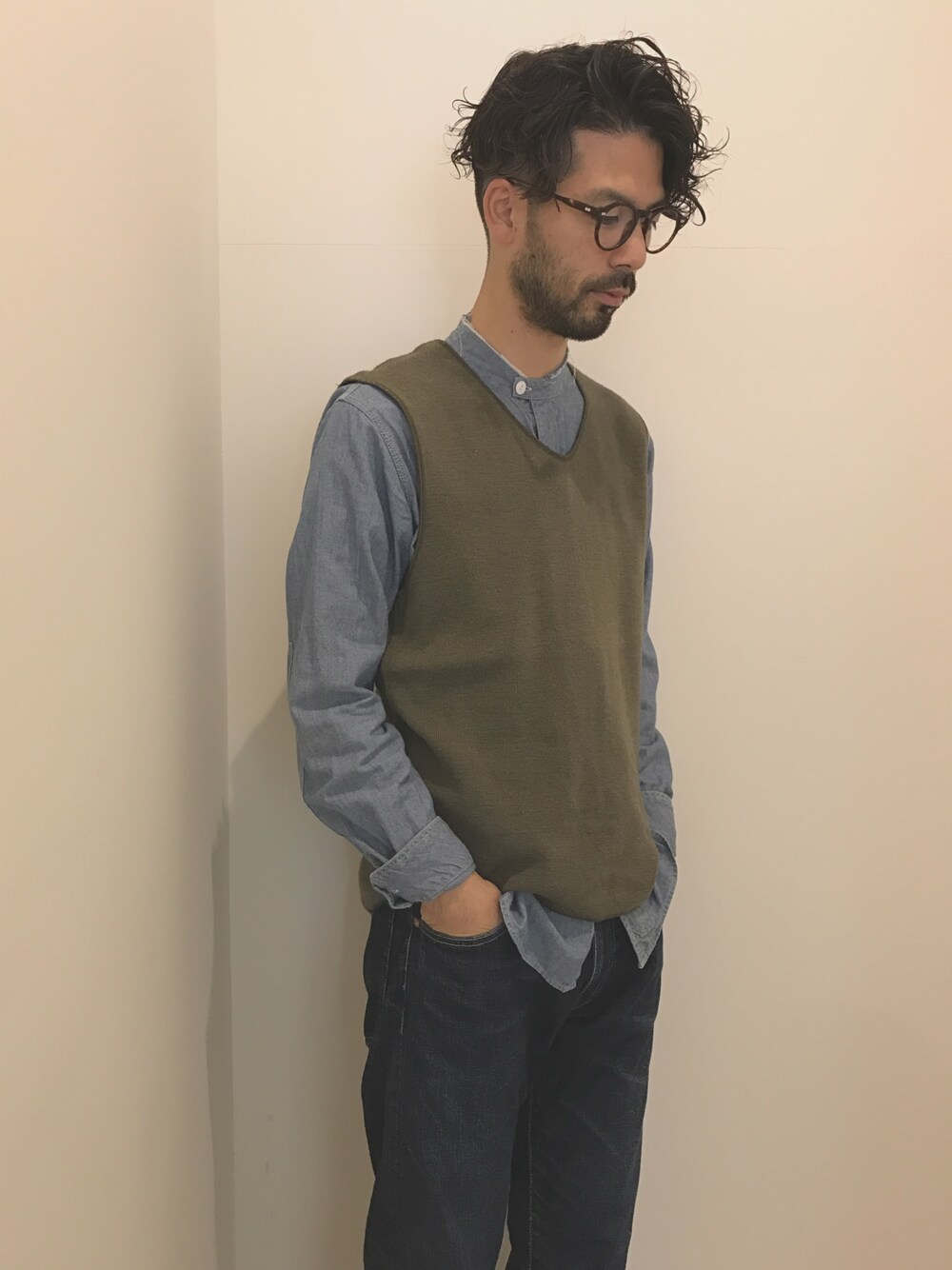 「オトナカジュアル、秋コーデ、エンジニアードガーメンツ、ベスト、ベスト×シャツ」｜「Engineered Garmentsのアイテム（シャツ/ブラウス、ブルー系）」を使った、Yodaさん（メンズ・175cm）の秋コーディネートの1枚目の写真