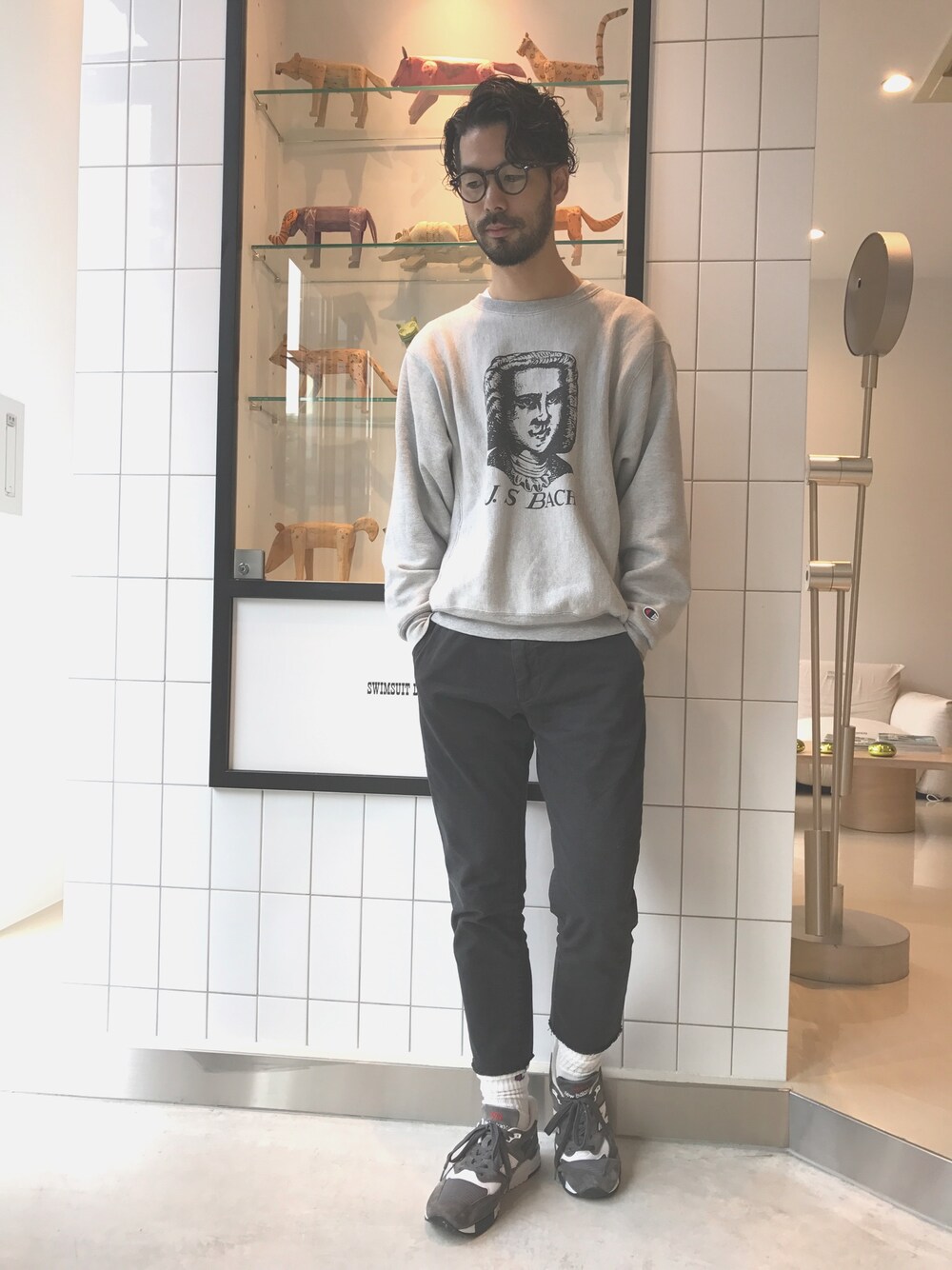 「シンプルコーデ、オトナカジュアル、スキニーデニム、黒スキニー、スウェット」｜「CORONAのアイテム（スウェット、グレー系）」を使った、Yodaさん（メンズ・175cm）の秋コーディネートの1枚目の写真