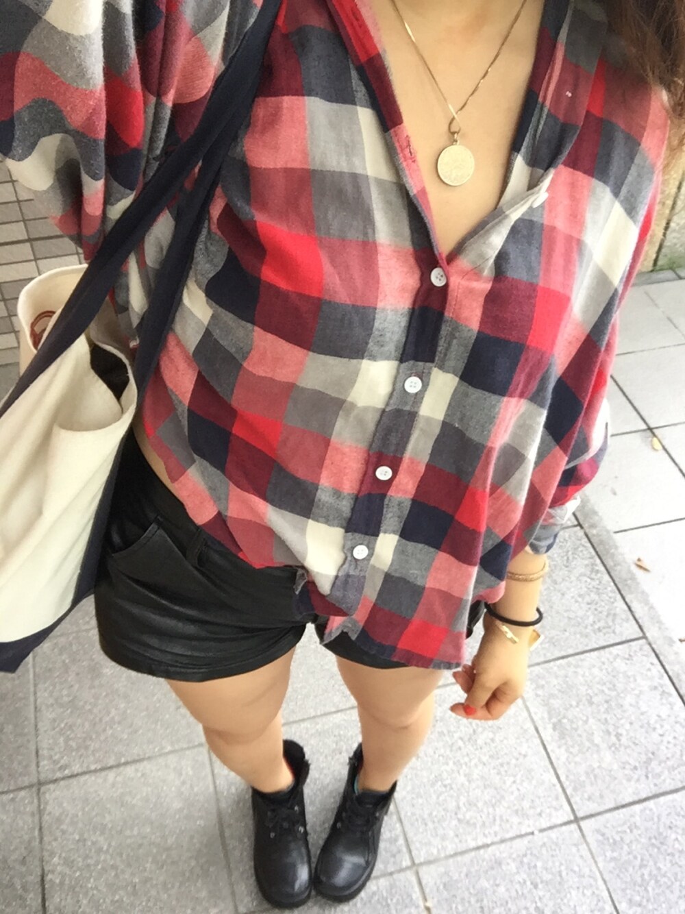 「赤ﾁｪｯｸｼｬﾂ、赤チェック、レザーパンツ、雨の日コーデ」｜「GYDAのチェックシャツ（シャツ/ブラウス、レッド系）」を使った、和葉さん（レディース・152cm）の夏コーディネートの1枚目の写真
