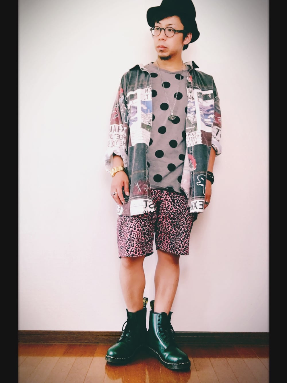 グレー系のシャツ/ブラウス、ピンク系のパンツ、グレー系のTシャツ/カットソーを着用したメンズの夏コーディネートの1枚目の写真