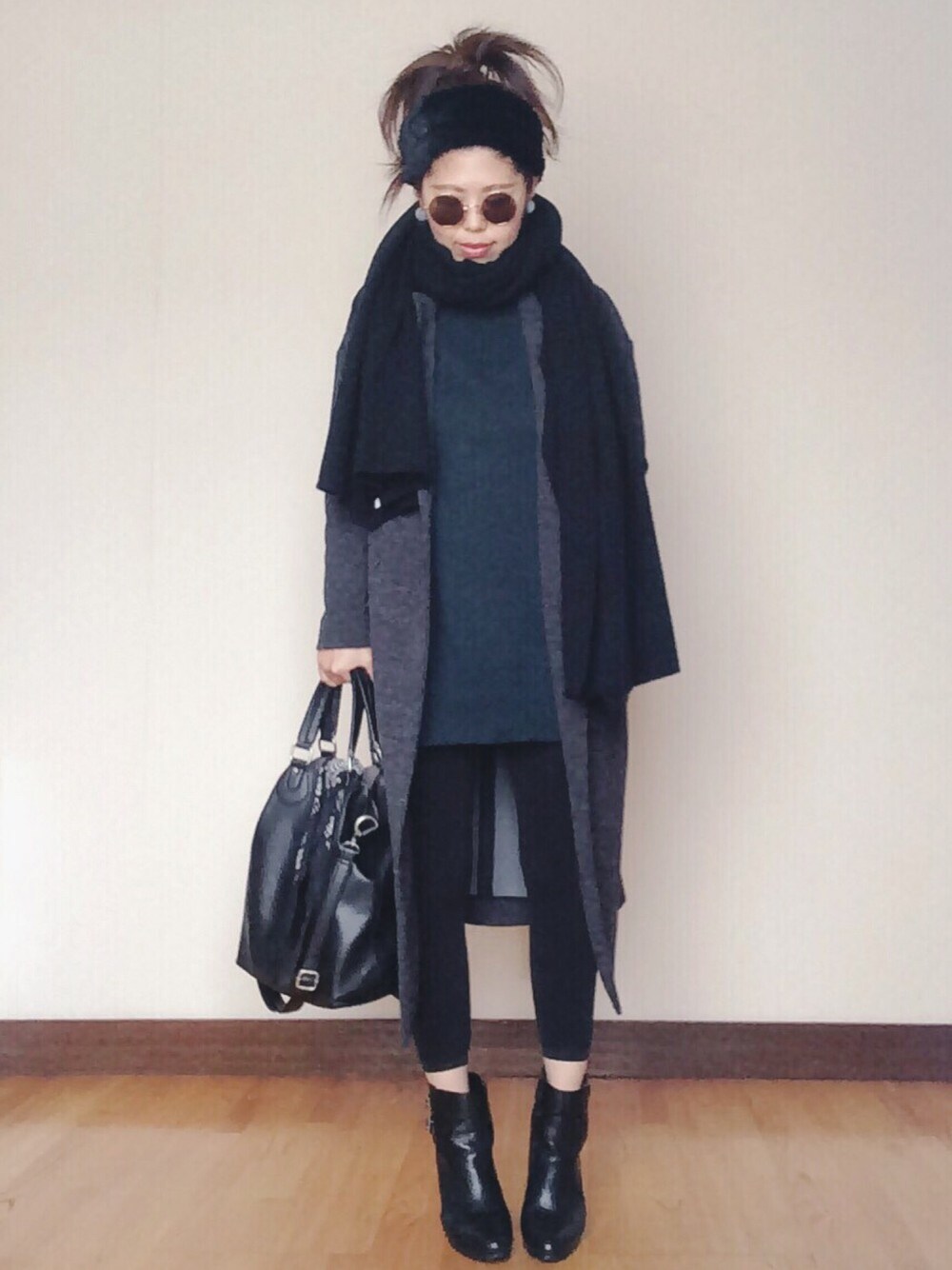「ママコーデ、outfit、outfitoftheday、パイナップルヘアー、ヘアバンド、もけもけ、チェスターコート、ワンピース、ootd」｜「MOUSSYの2 BUCKLE BOOTS（ブーツ、ブラック系）」を使った、 H A L .さん（レディース・159cm）の冬コーディネートの1枚目の写真