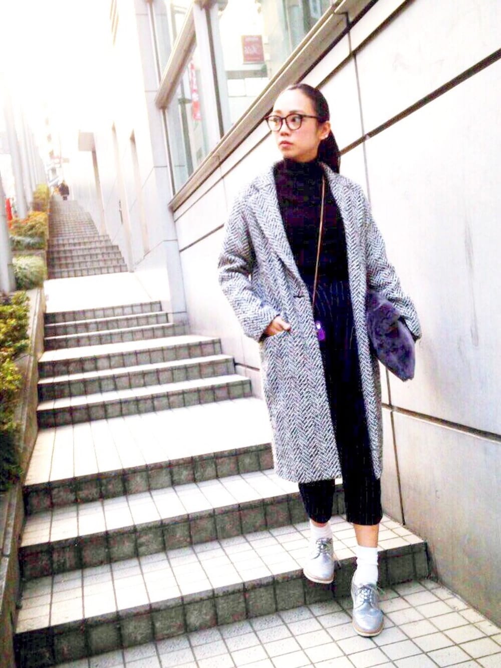 「ピンストライプ、オジ靴、シルバーシューズ、UNIQLO、チェスターコート、Saint Laurent、ファークラッチ、タートルネック、白ソックス」｜「DazyClairのDazyClairのコート。（チェスターコート、その他）」を使った、石田 美奈子さん（レディース・165cm）の冬コーディネートの1枚目の写真