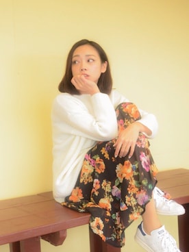 「花柄 スカート」｜「アイテム（スニーカー）」を使った、石田 美奈子さん（レディース・165cm）の春コーディネート
