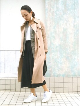 「白いスニーカー」｜「アイテム（トレンチコート）」を使った、石田 美奈子さん（レディース・165cm）の春コーディネート