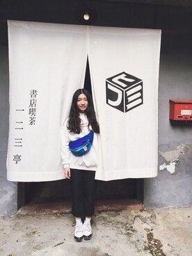 「アイテム（ボディバッグ/ウエストポーチ、ブルー系）」を使った、Hsiao💐シアオマンさん（レディース・158cm）の冬コーディネート