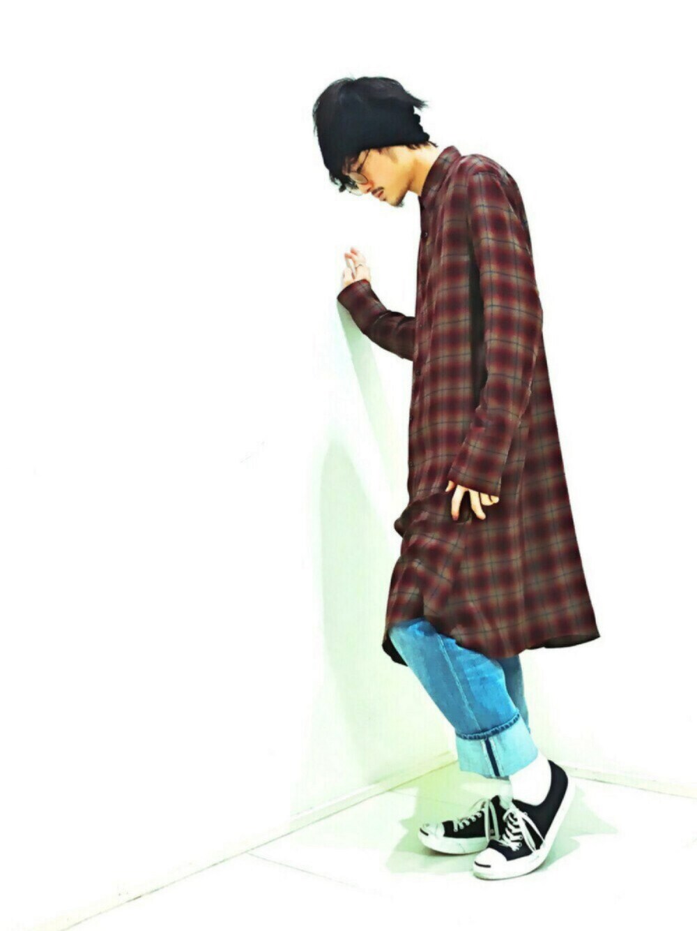 グリーン系のシャツ/ブラウス、ブラック系のスニーカー、ブルー系のデニムパンツを着用したメンズの春コーディネートの1枚目の写真