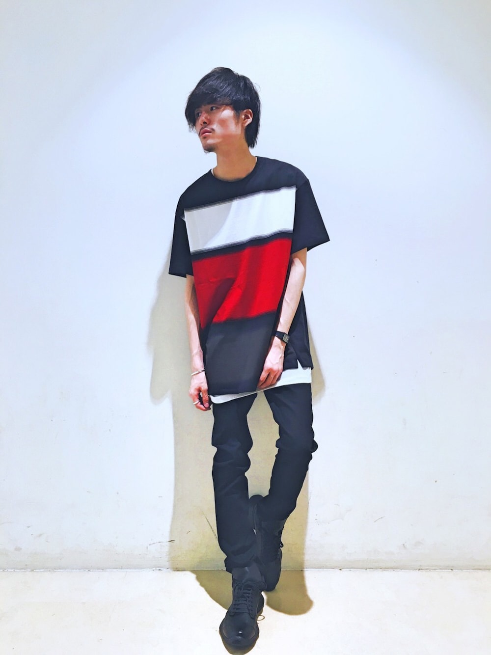 ブラック系のTシャツ/カットソー、ホワイト系のタンクトップ、ブラック系のスニーカーを着用したメンズの春コーディネートの1枚目の写真