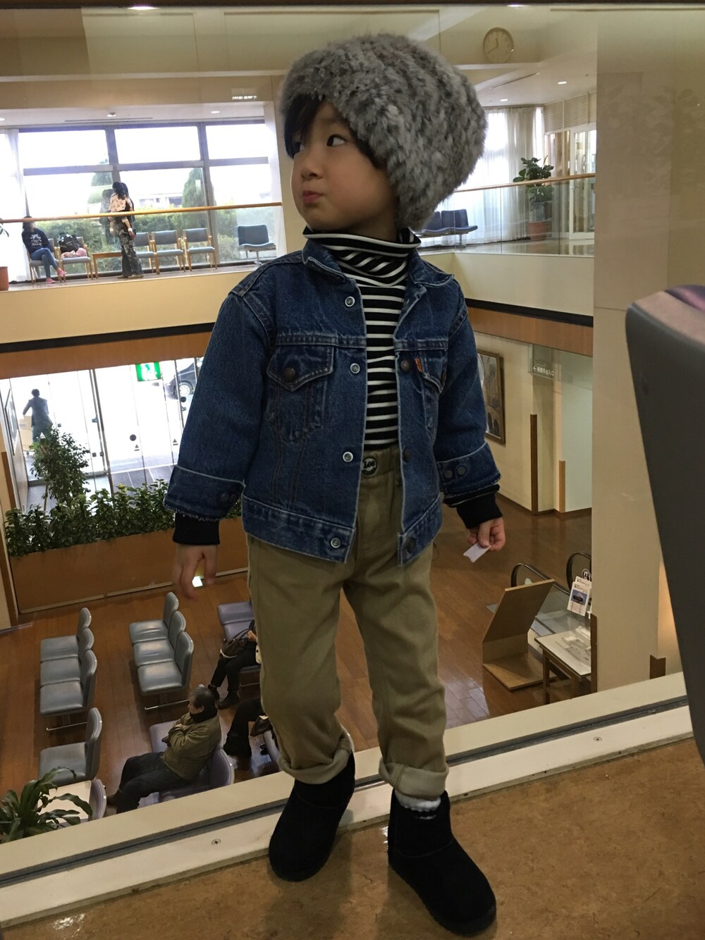 「デニム、西松屋、ロシア帽、キッズ、ムートンブーツ、男の子、プチプラ、ボーダー、Gジャン、けいとくん」｜「西松屋のアイテム（Tシャツ/カットソー、ブラック系）」を使った、KATEさん（キッズ・100cm）の秋コーディネートの1枚目の写真
