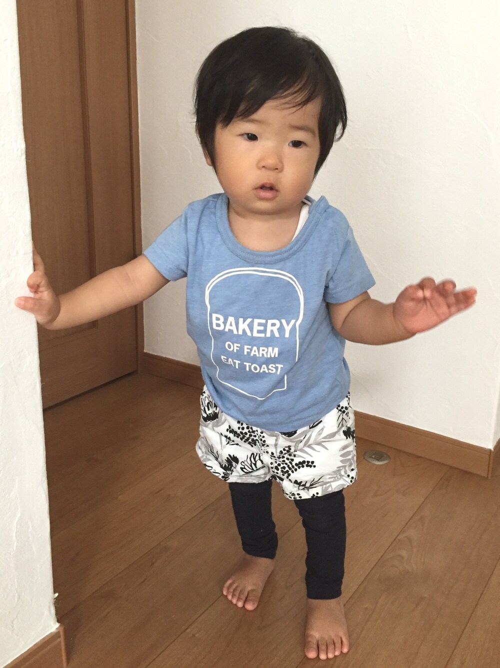 ブルー系のTシャツ/カットソー、ホワイト系のその他パンツ、ブラック系のレギンス/スパッツを着用したキッズの秋コーディネートの1枚目の写真