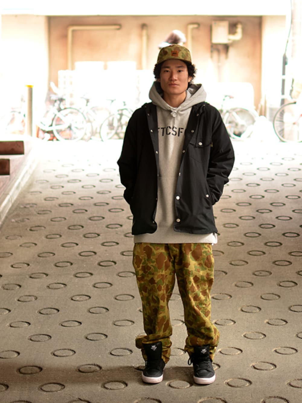 ブラック系のブルゾン、その他のチノパンツ、パーカーを着用したメンズの春コーディネートの1枚目の写真