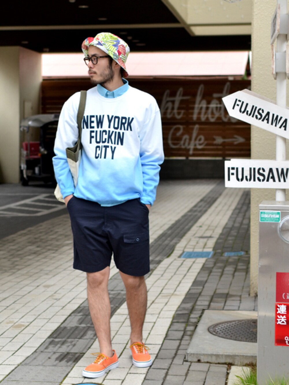 ブルー系のスウェット、ブルー系のシャツ/ブラウス、ブルー系のスラックスを着用したメンズの夏コーディネートの1枚目の写真