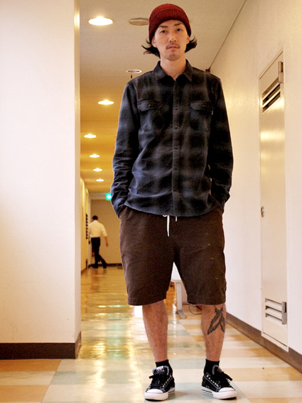 グレー系のシャツ/ブラウスを着用したメンズの夏コーディネートの1枚目の写真