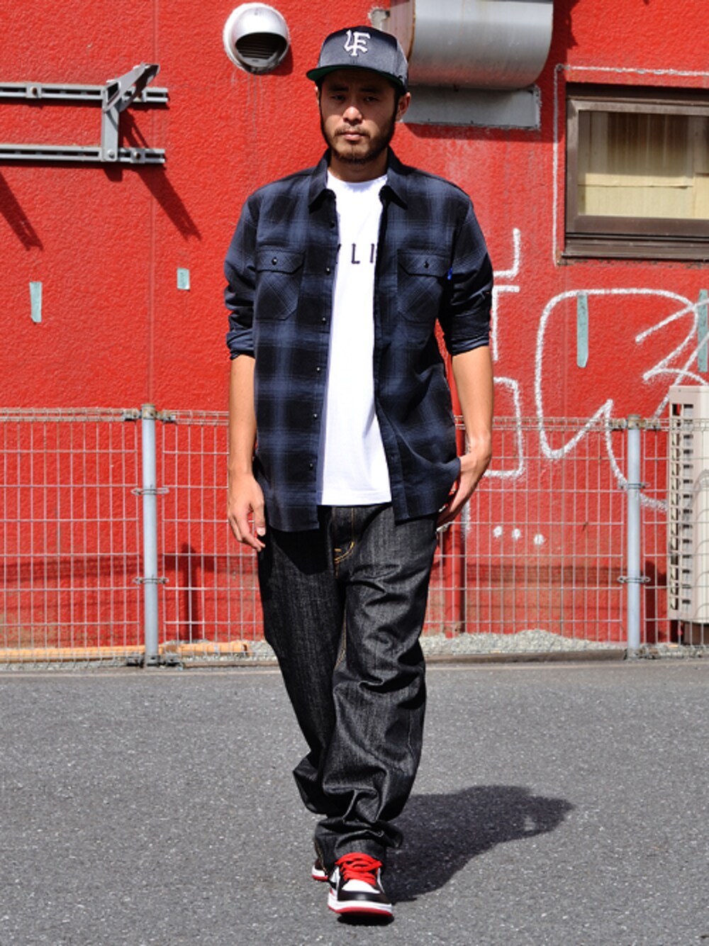 グレー系のシャツ/ブラウス、ホワイト系のTシャツ/カットソー、デニムパンツを着用したメンズの秋コーディネートの1枚目の写真