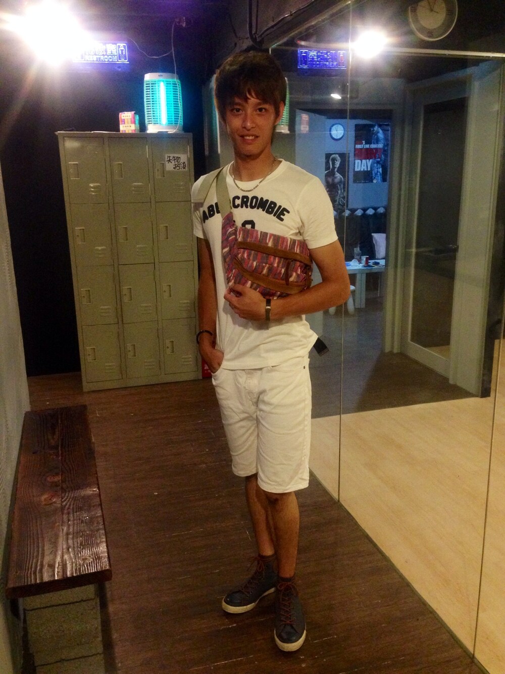 「Abercrombie&Fitchのアイテム（Tシャツ/カットソー、ホワイト系）」を使った、曹佑寧さん（メンズ・180cm）の夏コーディネートの1枚目の写真