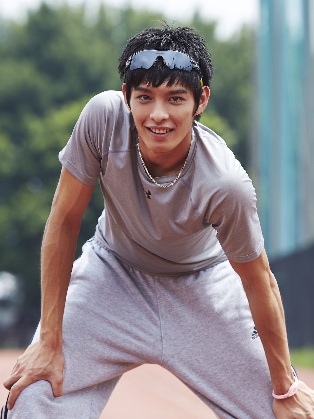 「under armourのアイテム（スウェット、グレー系）」を使った、曹佑寧さん（メンズ・180cm）の夏コーディネートの1枚目の写真