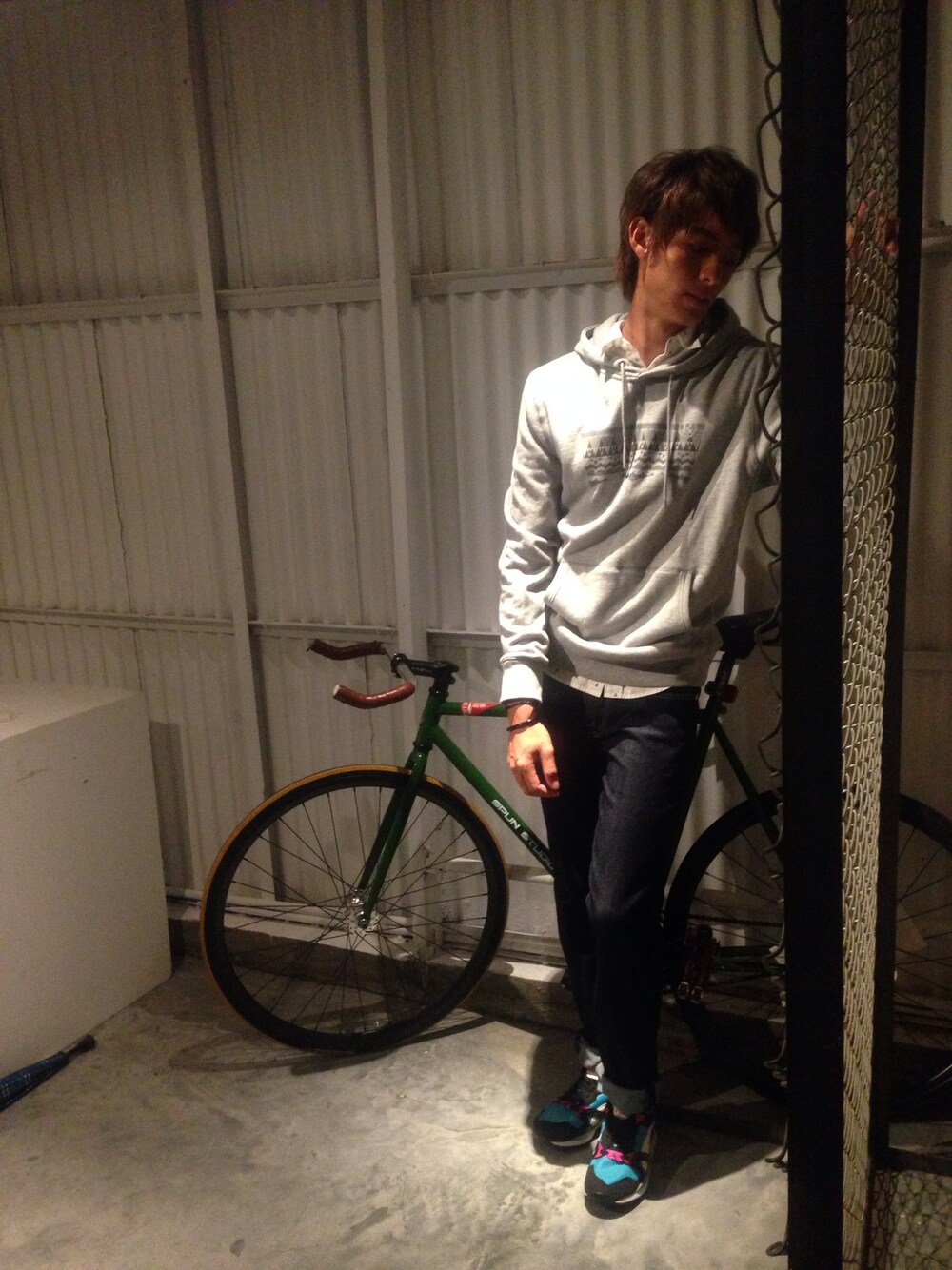 「Levi'sのアイテム（デニムパンツ、ブルー系）」を使った、曹佑寧さん（メンズ・180cm）の夏コーディネートの1枚目の写真