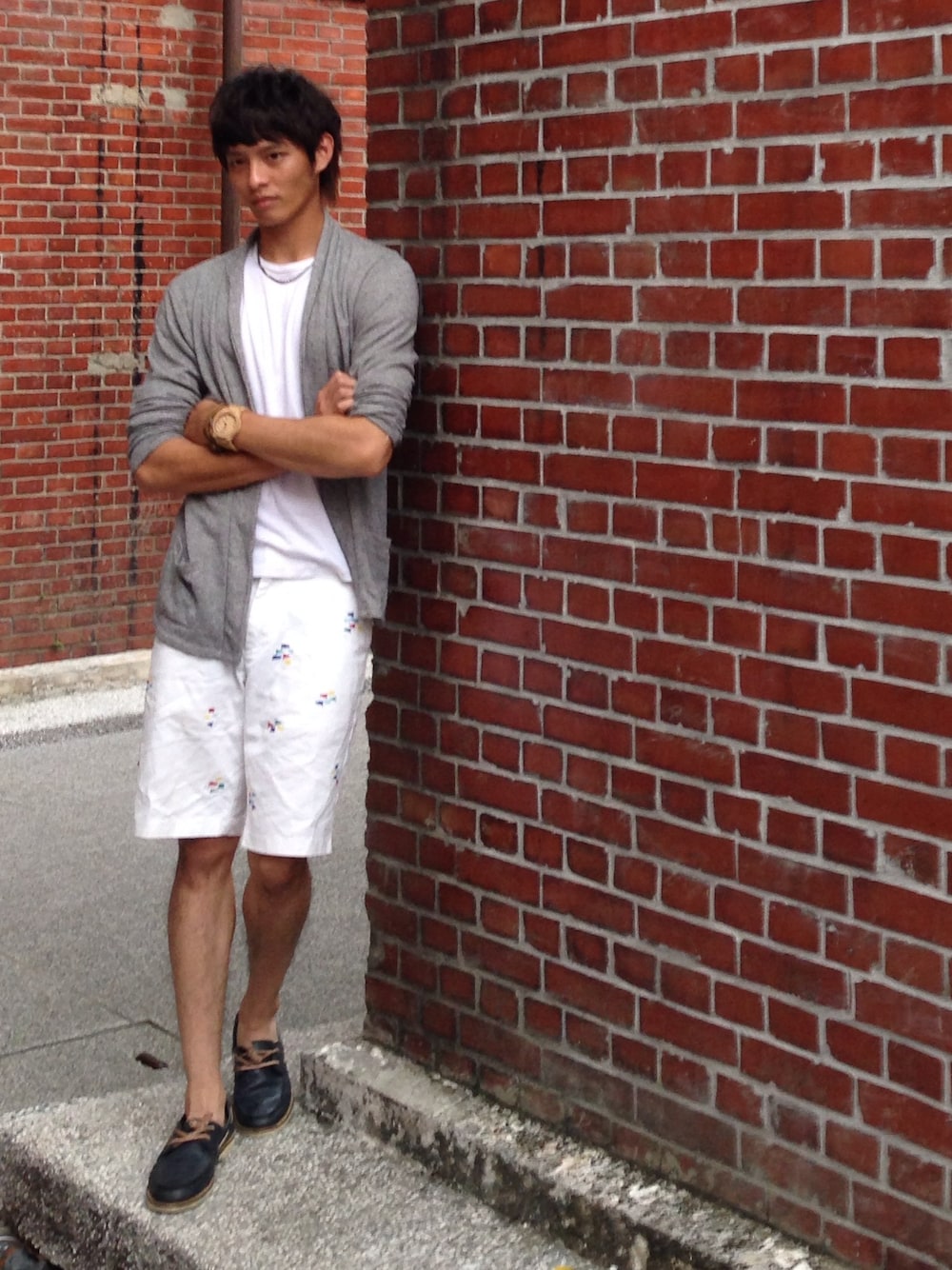「ZARAのアイテム（ピーコート、グレー系）」を使った、曹佑寧さん（メンズ・180cm）の夏コーディネートの1枚目の写真