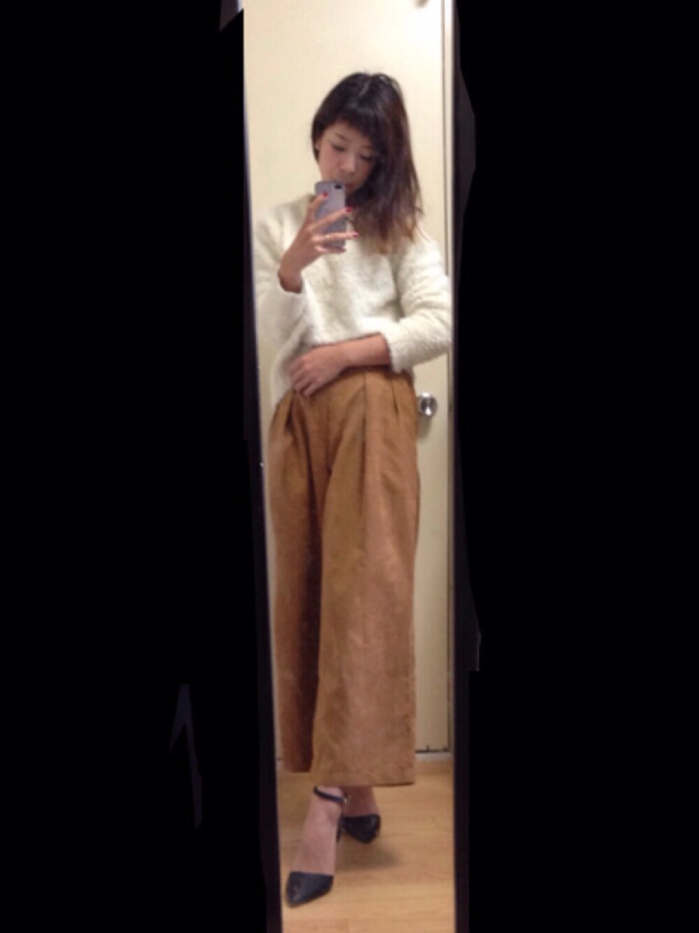 ホワイト系のニット/セーター、ブラウン系のその他パンツ、ブラック系のパンプスを着用したレディースの秋コーディネートの1枚目の写真