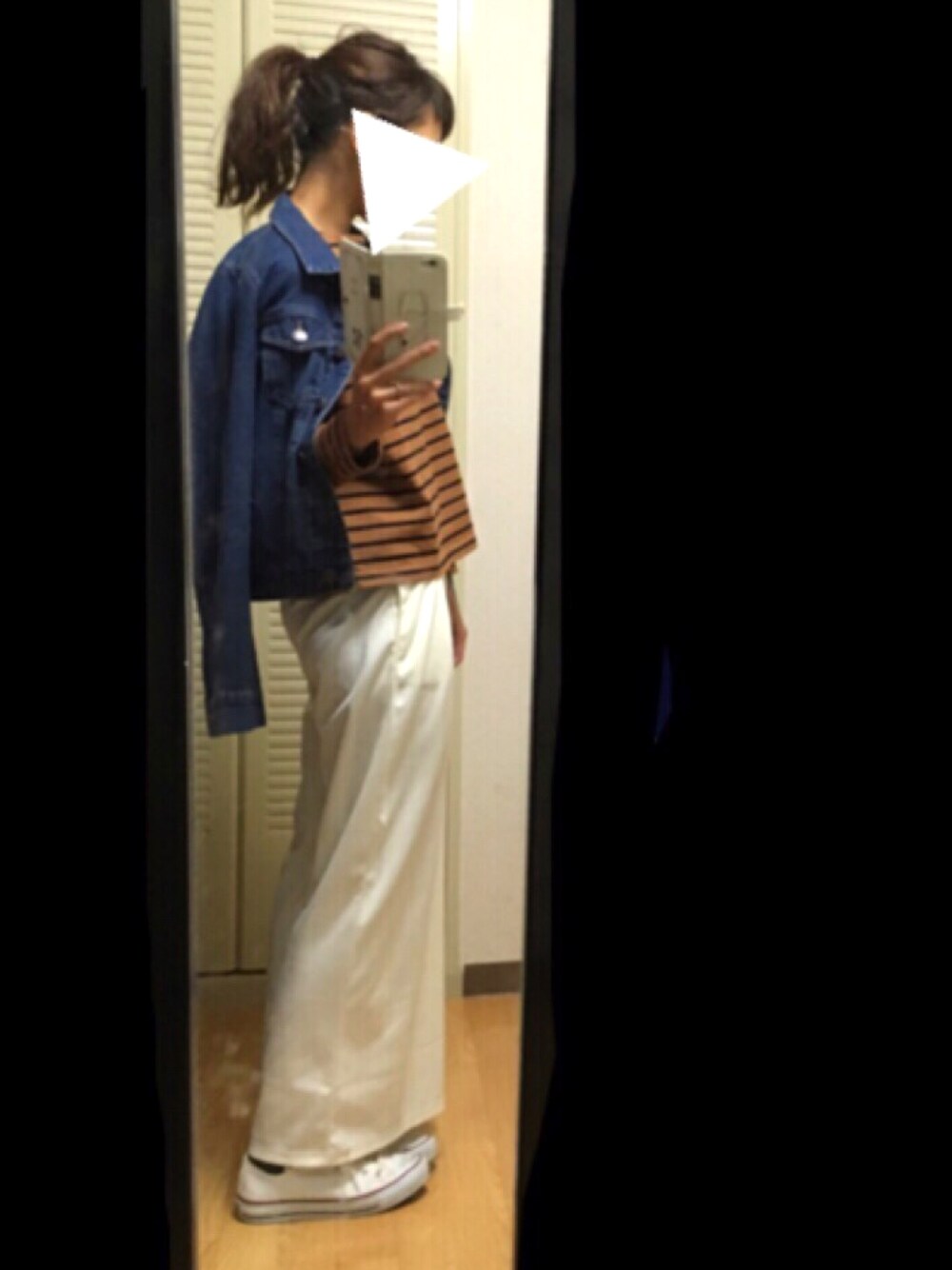 ブルー系のデニムジャケット、ホワイト系のその他パンツ、ホワイト系のスニーカーを着用したレディースの冬コーディネートの1枚目の写真