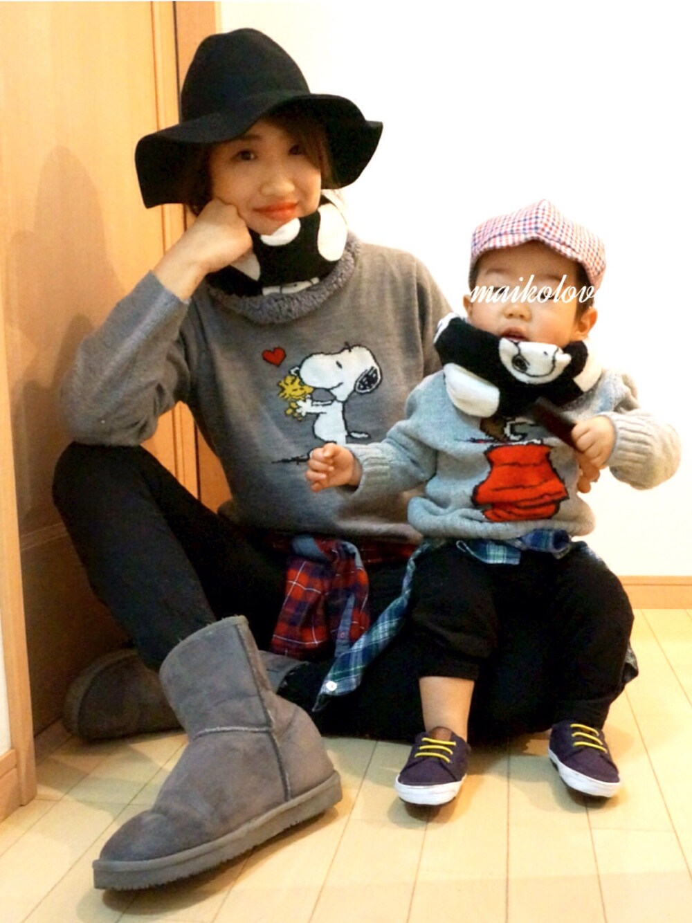 グレー系のニット/セーター、グレー系のブーツ、ブラック系のその他パンツを着用したレディースの冬コーディネートの1枚目の写真