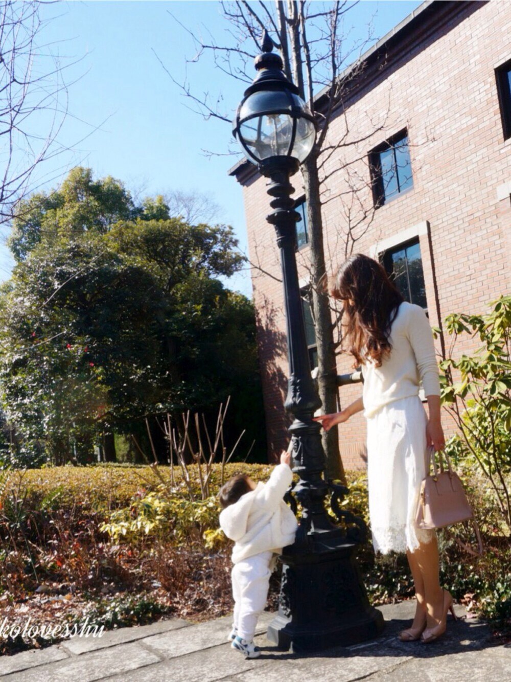 ホワイト系のニット/セーター、ホワイト系のスカート、ホワイト系のダウンジャケット/コートを着用したレディースの冬コーディネートの1枚目の写真