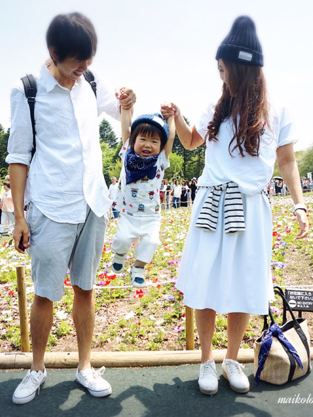 ホワイト系のTシャツ/カットソー、ホワイト系のその他パンツ、ホワイト系のスカートを着用したレディースの春コーディネートの1枚目の写真