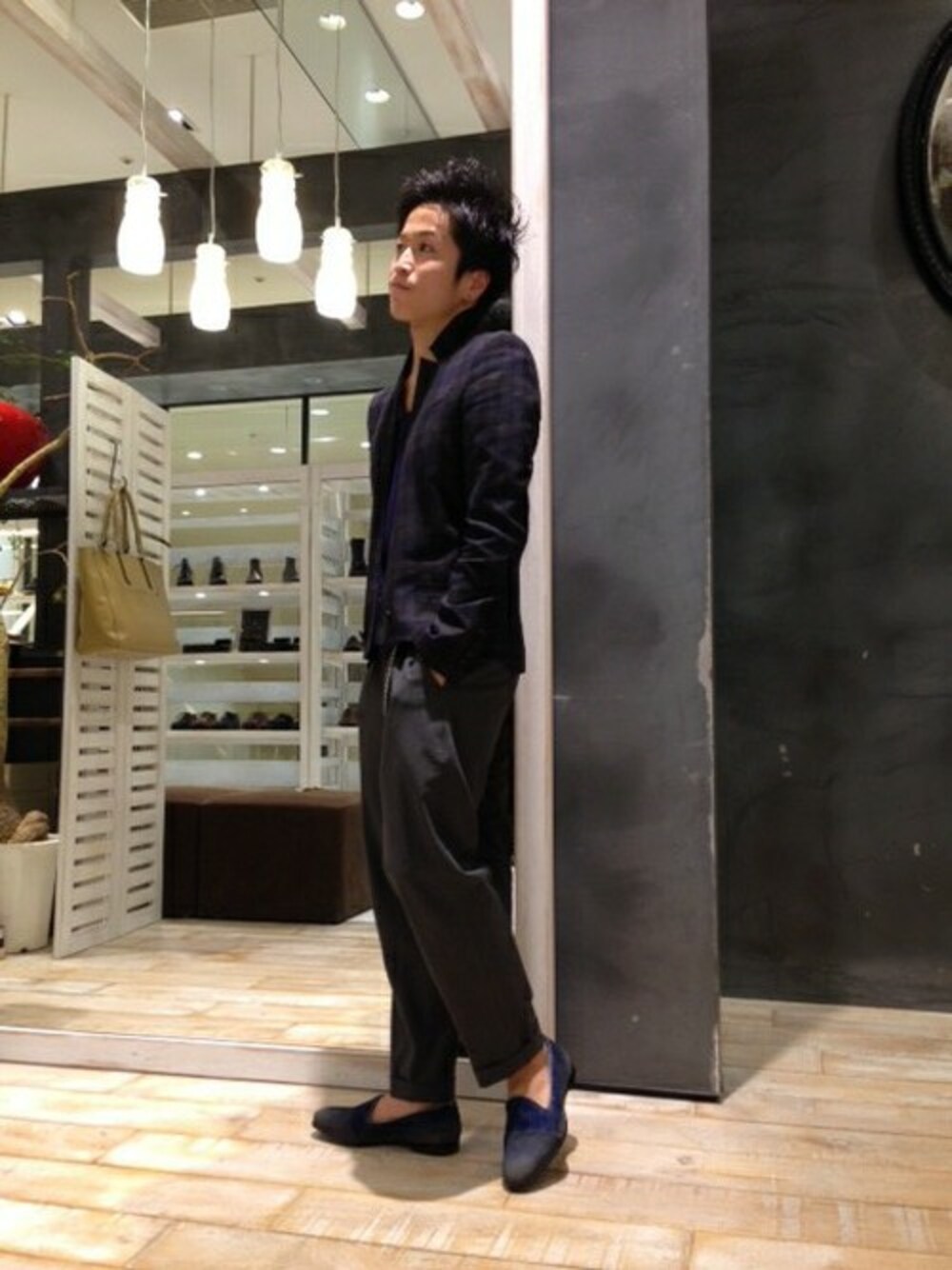 ブルー系のその他シューズ、ブルー系のソックス/靴下を着用したメンズの春コーディネートの1枚目の写真