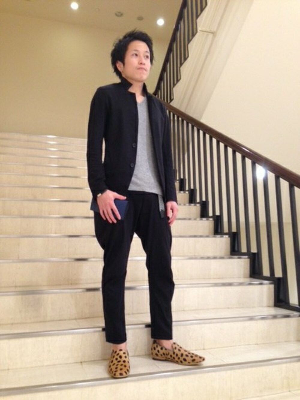 その他のその他シューズ、グレー系のソックス/靴下を着用したメンズの春コーディネートの1枚目の写真