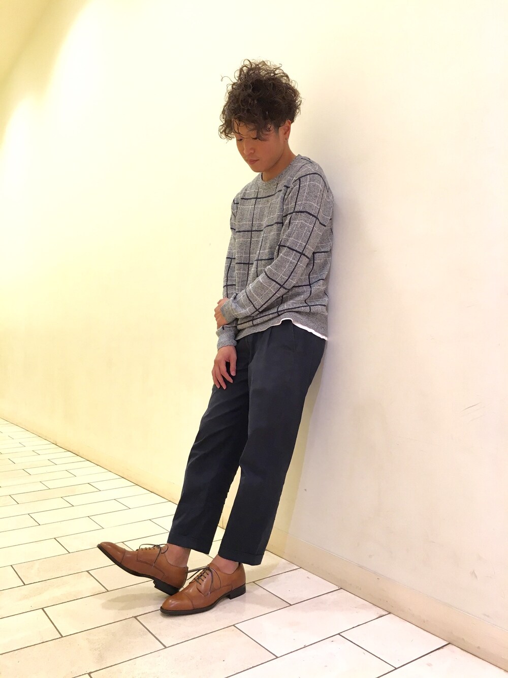 イエロー系のドレスシューズ、その他のその他を着用したメンズの秋コーディネートの1枚目の写真
