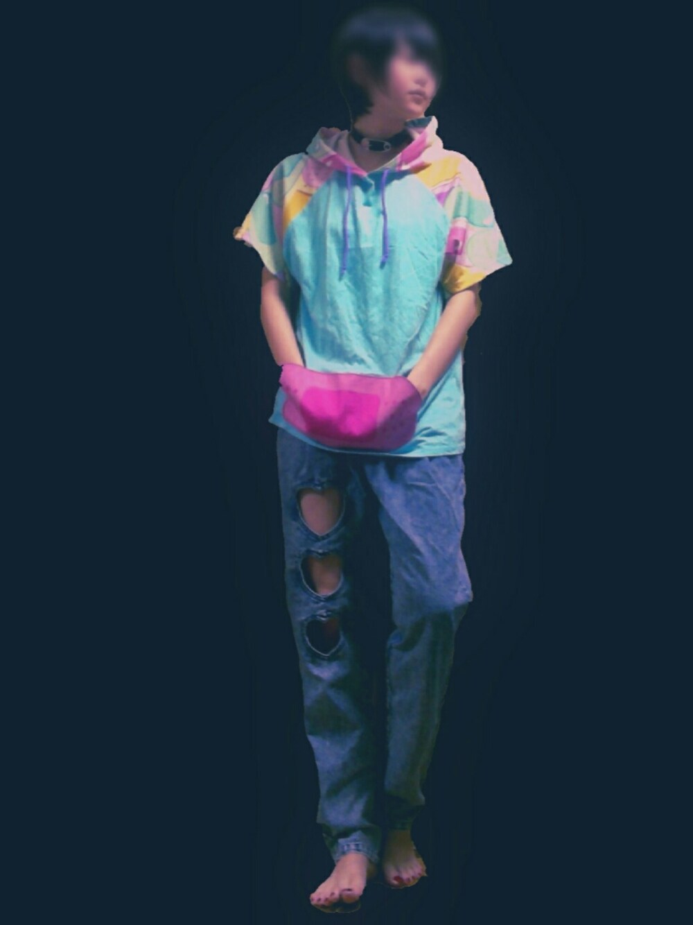 「カラフル、チョーカー、ハート、ジーンズ、ばんそうこう」｜「galaxxxyのパステルバンソーコーHooTee（Tシャツ/カットソー、グリーン系）」を使った、メロンギョウザさん（レディース・159cm）の秋コーディネートの1枚目の写真