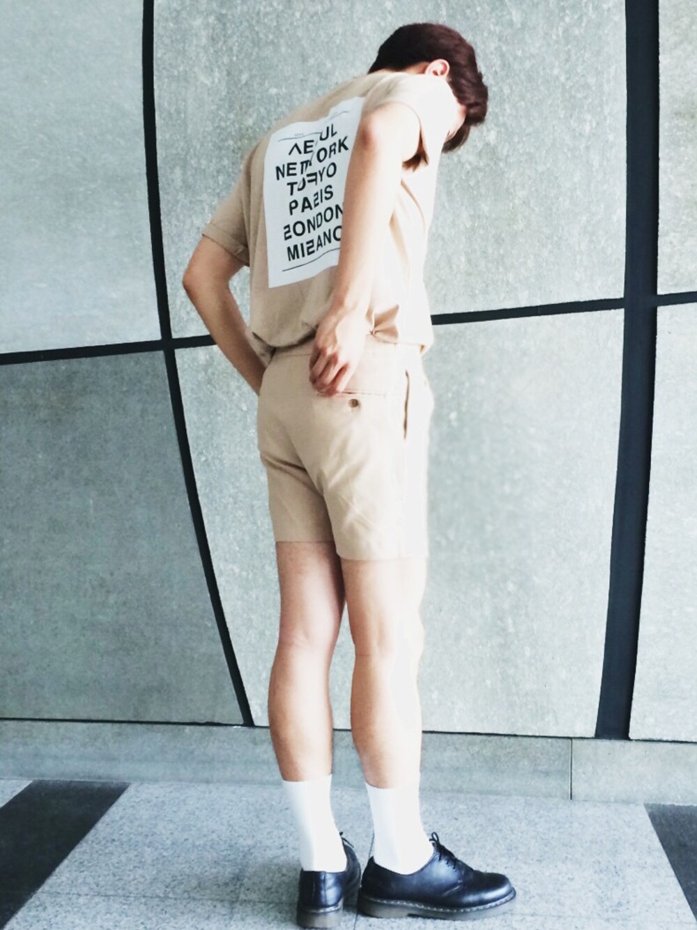 「Dr.Martens、NOHANT」｜「NOHANTのSHORTS BEIGE（その他、その他）」を使った、김정유さん（メンズ・180cm）の夏コーディネートの1枚目の写真