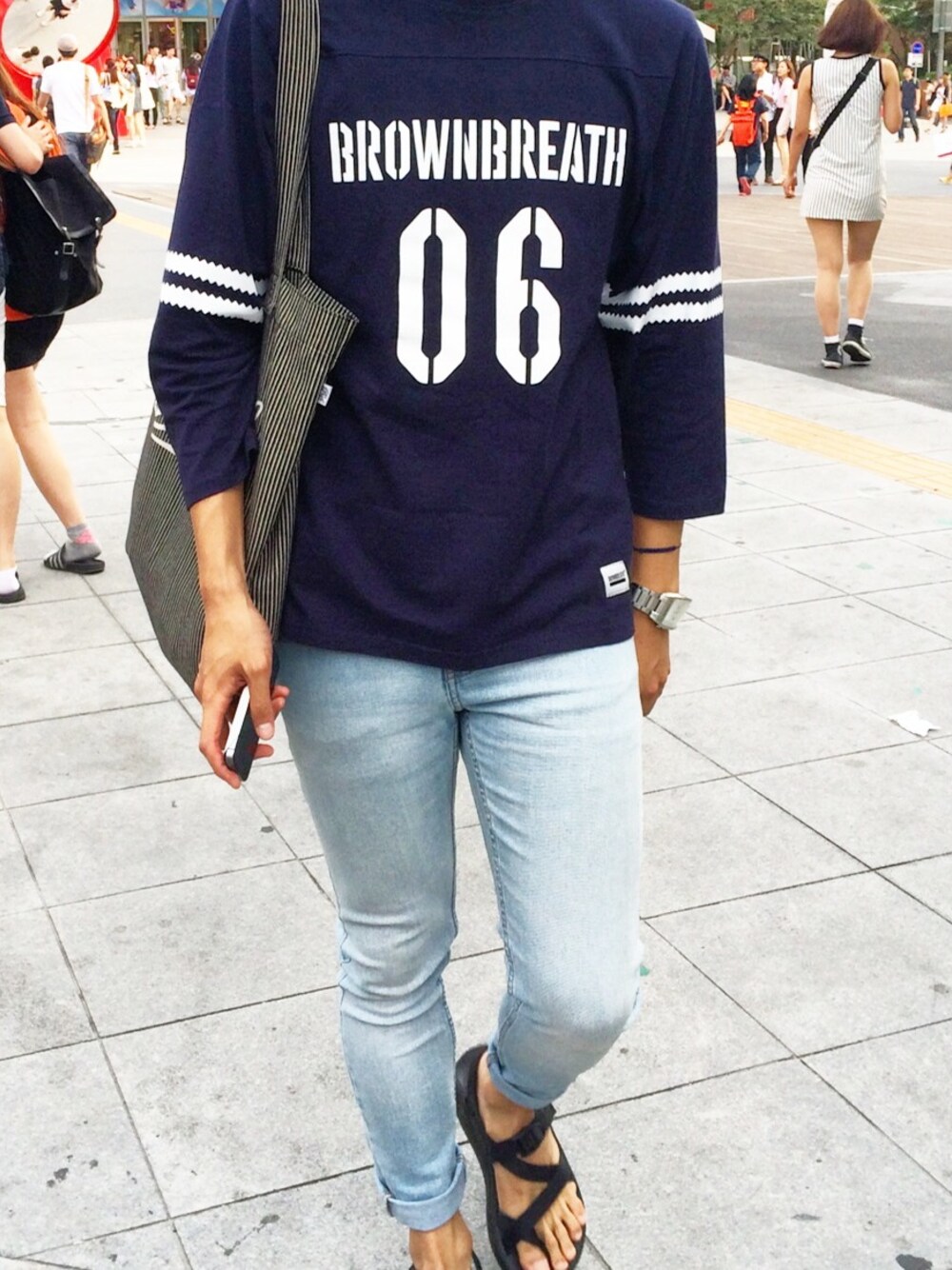 「chaco、cheap monday、brownbreath、drife」｜「BROWNBREATHの06 RUGBY TEE（その他、ブルー系）」を使った、김정유さん（メンズ・180cm）の夏コーディネートの1枚目の写真