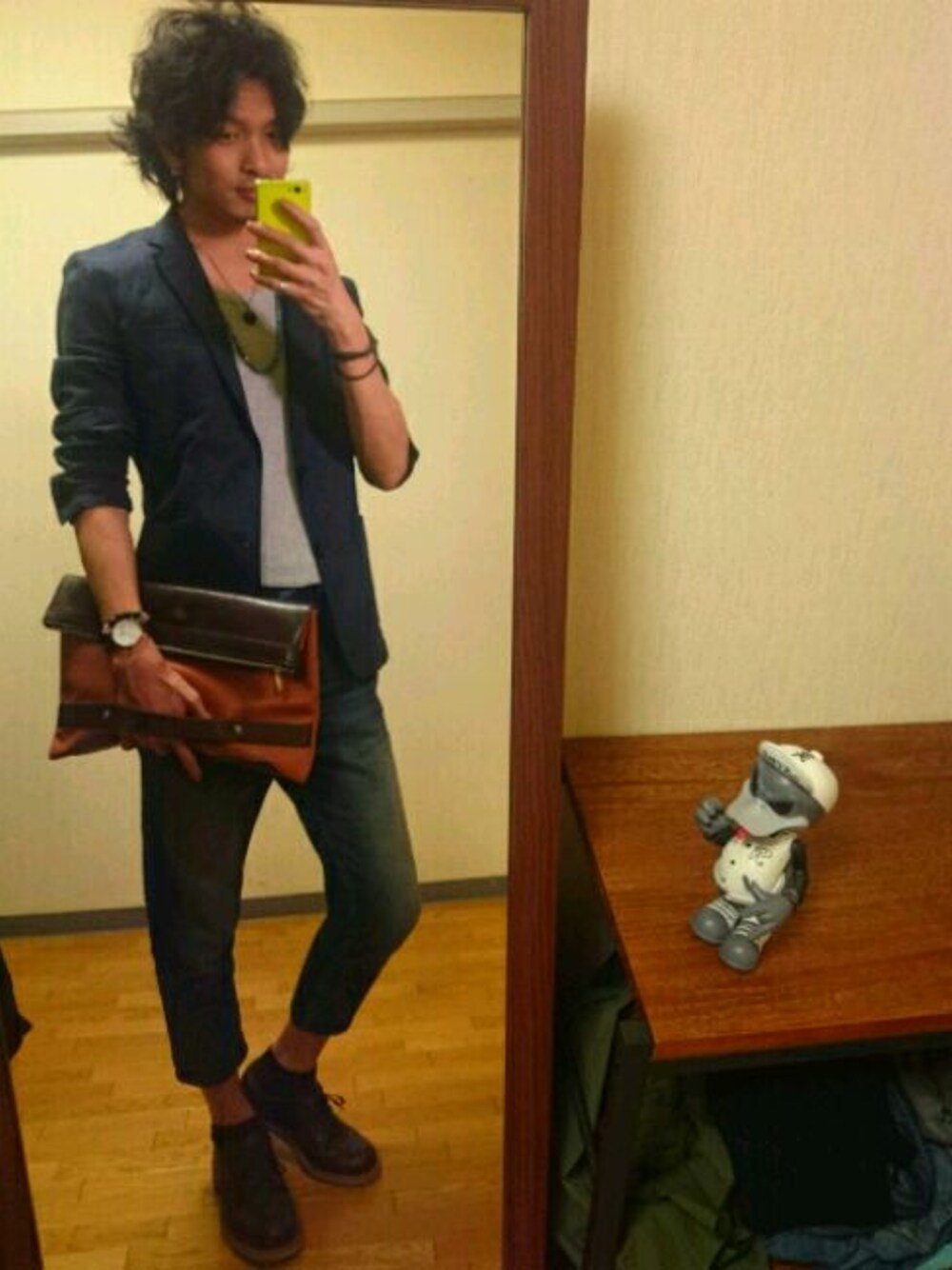 ブルー系のその他パンツ、ブルー系のテーラードジャケット、ブラック系のブレスレットを着用したメンズの春コーディネートの1枚目の写真