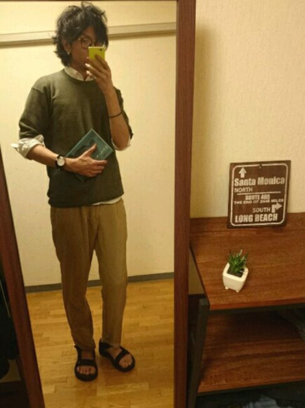 ブラック系のサンダル、ベージュ系のその他パンツ、グリーン系のTシャツ/カットソーを着用したメンズの春コーディネートの1枚目の写真