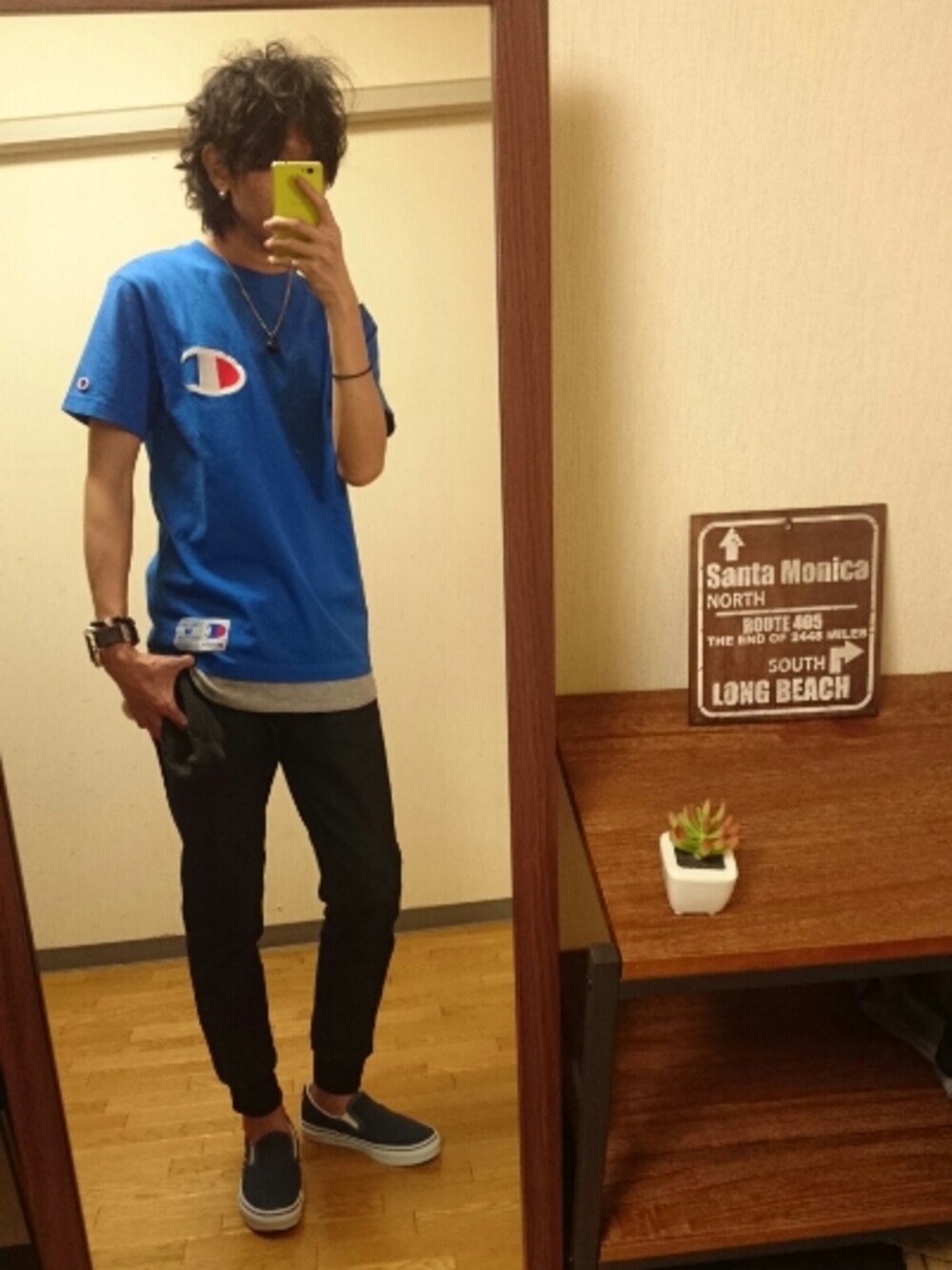 ブルー系のTシャツ/カットソー、ブルー系のデニムパンツ、ブルー系のスリッポンを着用したメンズの夏コーディネートの1枚目の写真