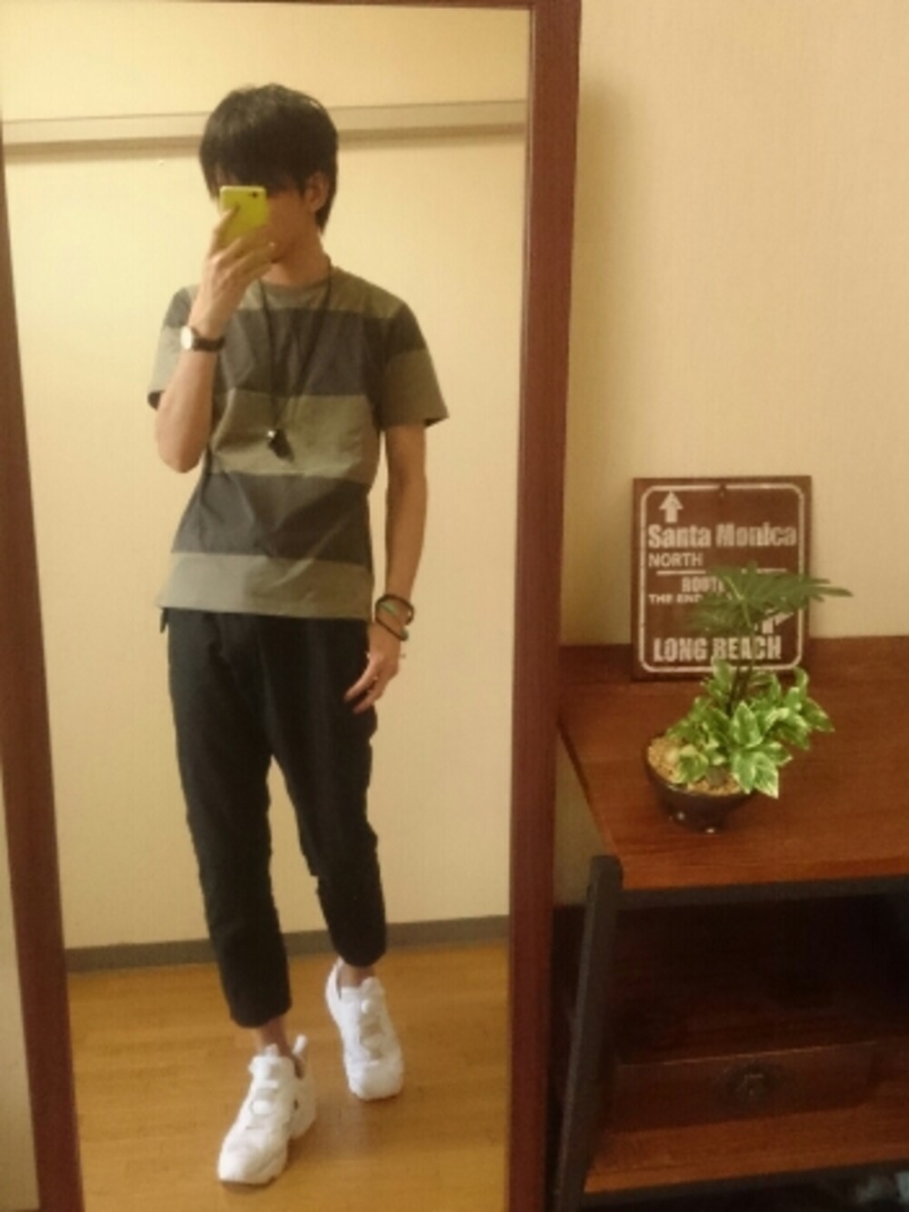 グリーン系のTシャツ/カットソー、ホワイト系のスニーカー、ブラック系のその他パンツを着用したメンズの夏コーディネートの1枚目の写真