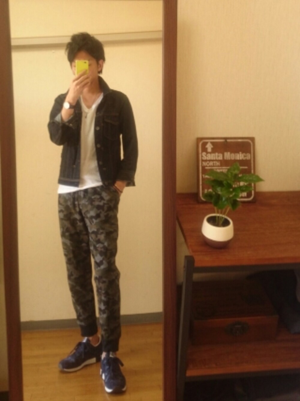 ホワイト系のTシャツ/カットソー、ブルー系のデニムジャケット、グリーン系のその他パンツを着用したメンズの秋コーディネートの1枚目の写真